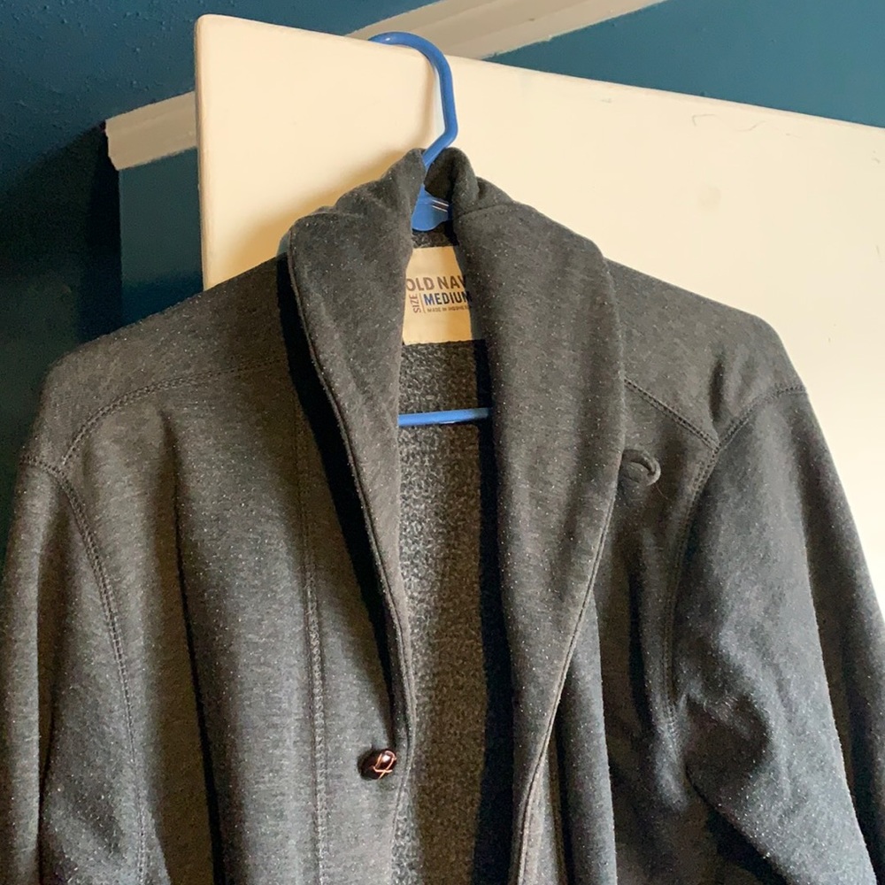 Men’s Medium Buttoned Sweater.